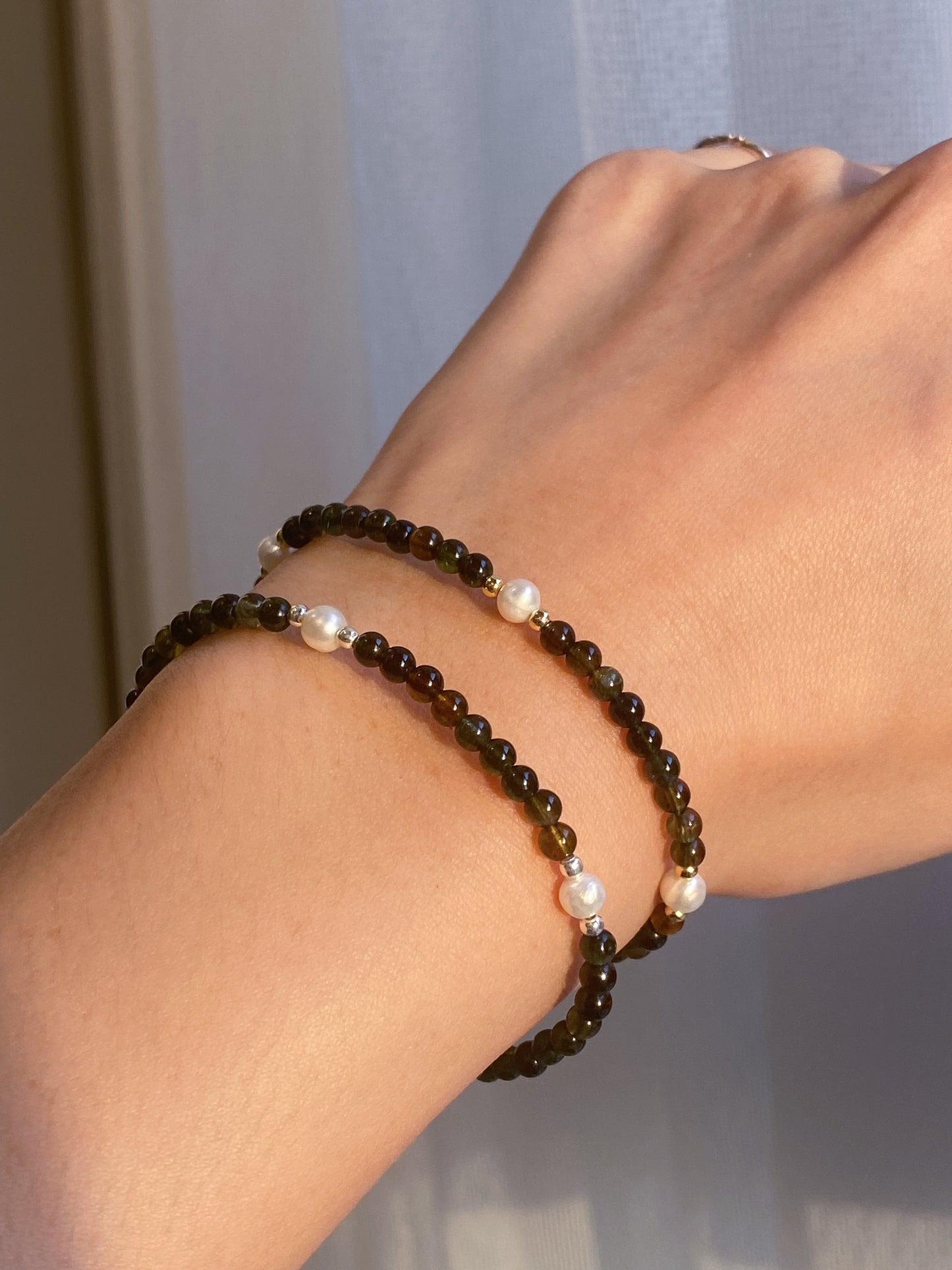Care Band Black Beauty Tourmaline with Small Pearl Round Bracelet
